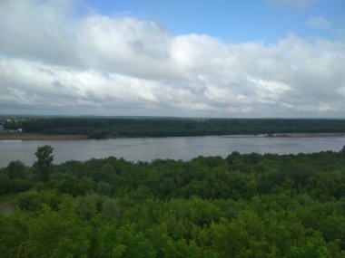 Kirov şehirde ve parkta yürüyor.