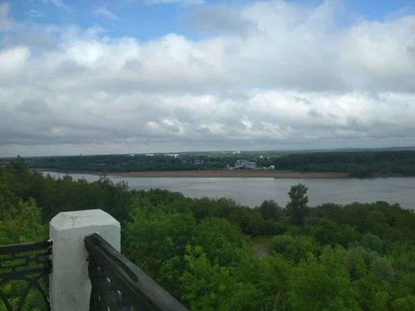 Kirov şehirde ve parkta yürüyor.