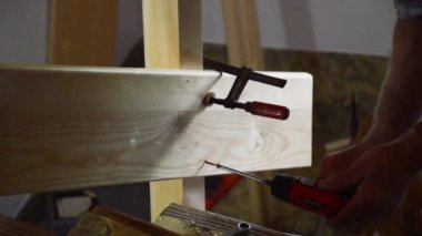 Eskrim montajı. Marangoz ellerinin sıkıca bağlanmış çitlere yakın çekim.