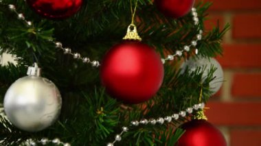 Noel ağacını toplarla süslemek, yakın plan