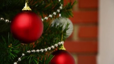 Noel ağacını toplarla süslemek, yakın plan