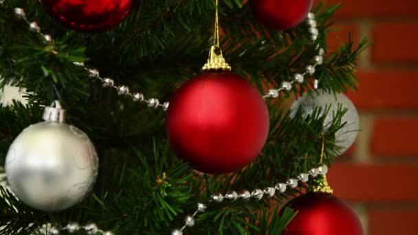Menghias Pohon Natal Dengan Bola Menutup — Stok Video