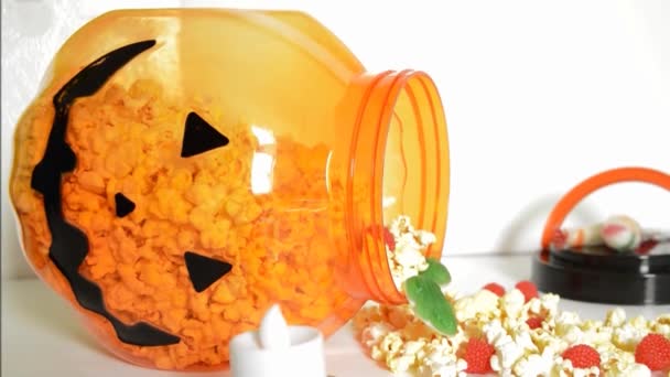 Helloween Schüssel Mit Popcorn Und Bonbons — Stockvideo