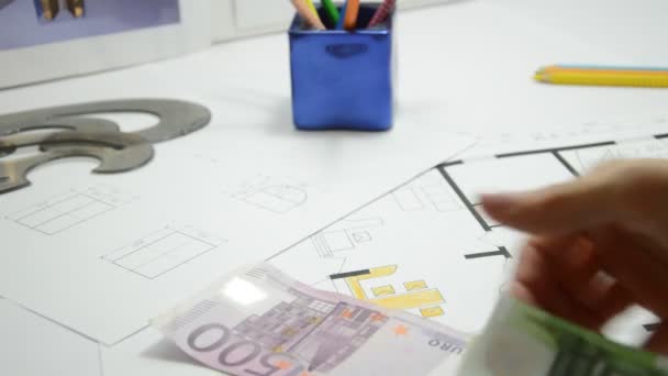 Vrouwelijke Architect Telt Eurobankbiljetten Voor Architectuurproject — Stockvideo