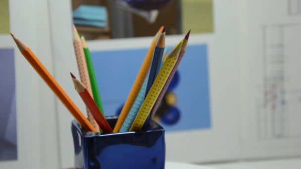 Lápices Colores Giratorios Estudio Diseño Primer Plano — Vídeo de stock
