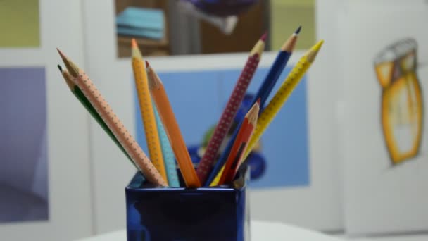Lápices Colores Giratorios Estudio Diseño Primer Plano — Vídeo de stock