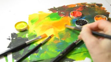 Çalışan bir sanatçı, yakın plan. Akrilik resim