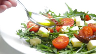 Zeytinyağlı Arugula, karışık salataya zeytin yağı dök.
