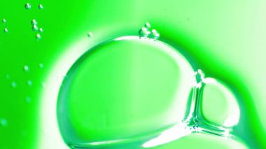 Yeşil arkaplanda sabun köpükleri, makro görünüm.