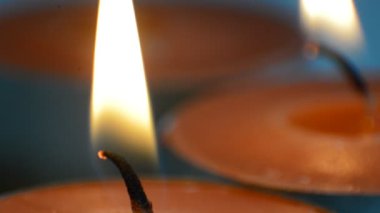 Turuncu çay mumları yanıyor, yakın plan.