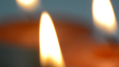 Turuncu çay mumları yanıyor, yakın plan.