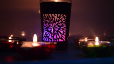 Karanlık odada güzel dekoratif mumlar.