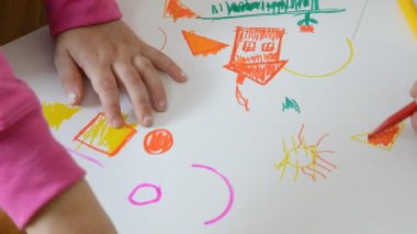 Baba ve kızı kağıda çiziyor.