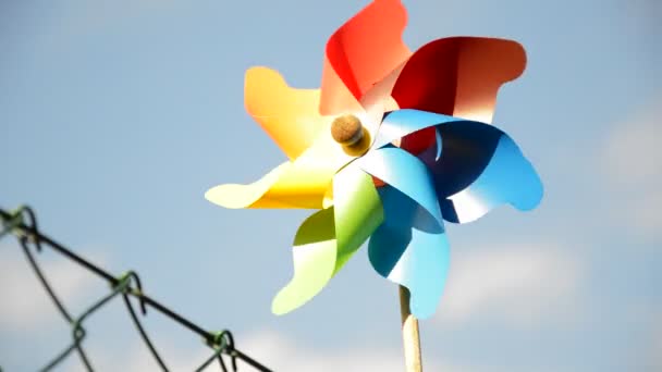 Moulin Vent Coloré Filant Dans Vent Gros Plan — Video