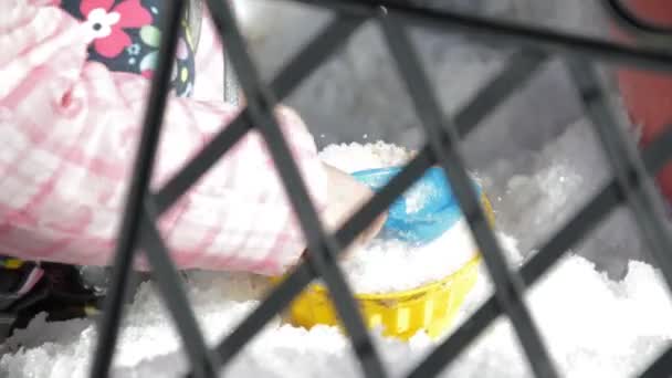 Menina Brincando Com Neve Fechar — Vídeo de Stock