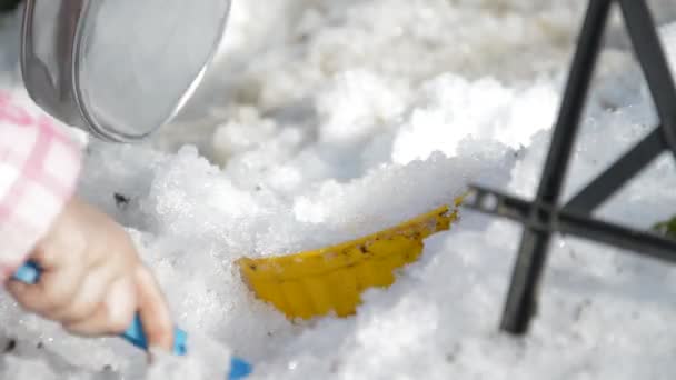 Flicka Leker Med Snö Närbild — Stockvideo