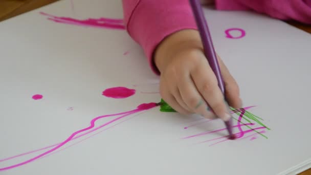 Mała Dziewczynka Rysująca Papierze Zbliżenie — Wideo stockowe
