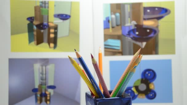 デザイナースタジオで色鉛筆を回転させ クローズアップ — ストック動画