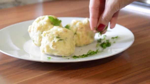 厨师用面包饺子和一些欧芹装饰简单的盘子 — 图库视频影像
