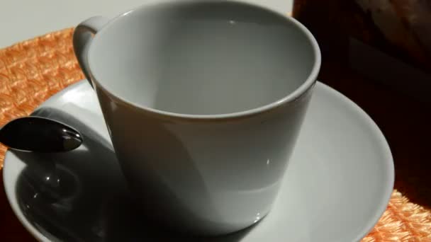 Koffie Witte Beker Gieten — Stockvideo