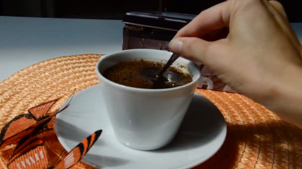 Egy Csésze Kávé Asztalon — Stock videók