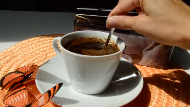 Tasse Kaffee Auf Teller Auf Tisch — Stockvideo