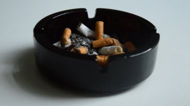 Beyaz arka planda sigara söndürmek