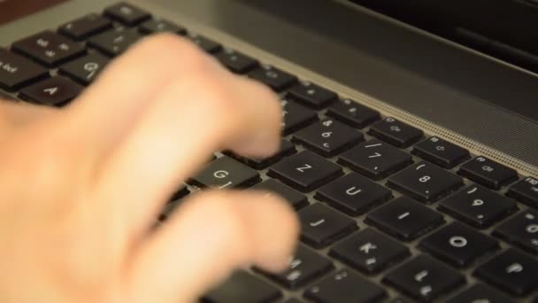 Video Yang Dipotong Dari Wanita Tangan Mengetik Pada Keyboard Laptop — Stok Video