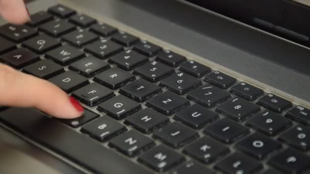Przycięte Wideo Kobiecymi Rękami Wpisującymi Klawiaturze Laptopa — Wideo stockowe