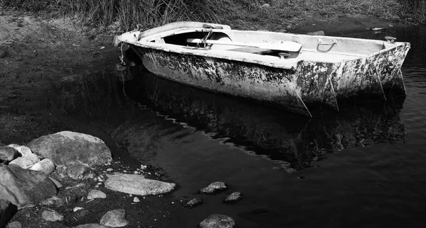 Zwart Wit Foto Van Een Oude Boot Aan Oever Van — Stockfoto