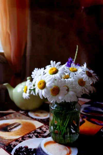ガラスの花瓶の中のデイジーの花束 — ストック写真