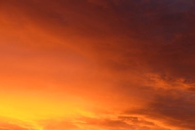 parlak turuncu bulutlar ve gökyüzü