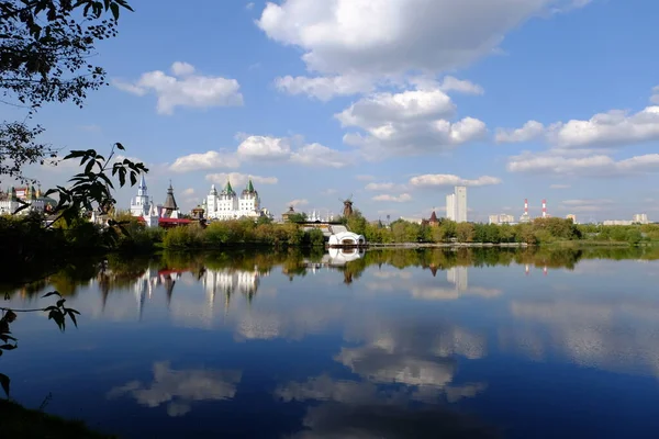 Відображення Етнічних Будівель Воді — стокове фото