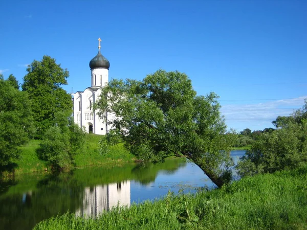 Yeşil Alandaki Beyaz Kilise — Stok fotoğraf