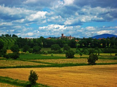 İtalya peyzaj alanları evler ve çayırlar