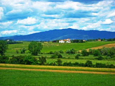 İtalya peyzaj alanları evler ve çayırlar