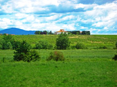 İtalya peyzaj alanları evler ve çayırlar