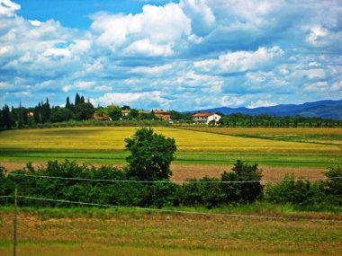 İtalya peyzaj alanları evler ve çayırlar