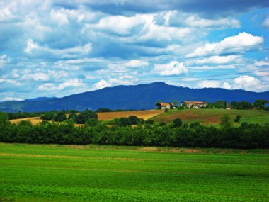 İtalya peyzaj alanları evler ve çayırlar