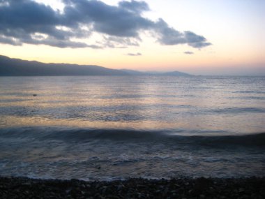 Akşamları deniz ve dalgalar