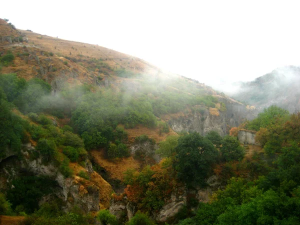 Dağlar sonbaharda siste