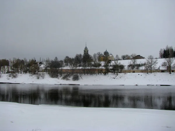 Gebäude Fluss Winterlicher Landschaft — Stockfoto