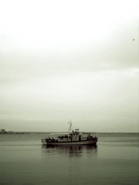 Een Oude Boot Een Rustige Zee — Stockfoto
