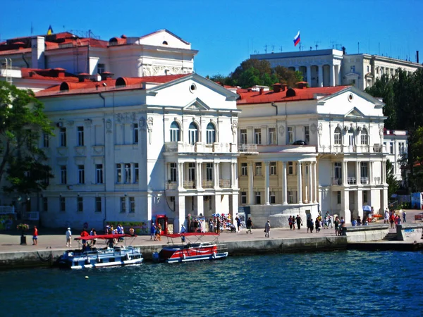 Deniz limanı yakınlarındaki binalar