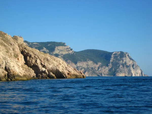 Βράχοι Των Βουνών Κοντά Στη Θάλασσα Στην Κριμαία — Φωτογραφία Αρχείου