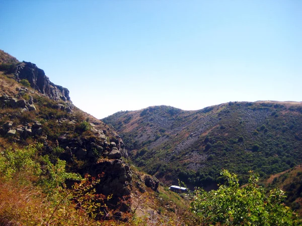 Dağlardaki eski manastır.