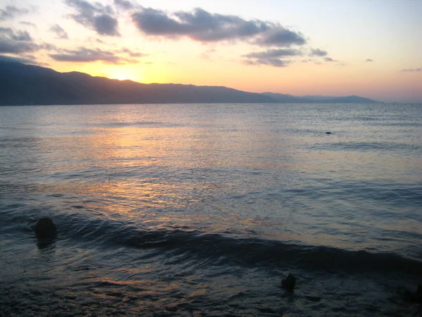 Akşamları deniz ve dalgalar