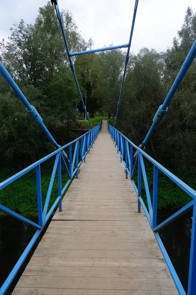 Μπλε Κρεμαστή Γέφυρα Πάνω Από Ποτάμι — Φωτογραφία Αρχείου