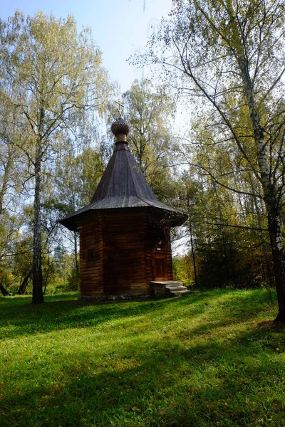 Altes Holzhaus Herbstwald — Stockfoto