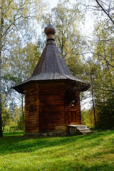 Старый Деревянный Дом Осеннем Лесу — стоковое фото
